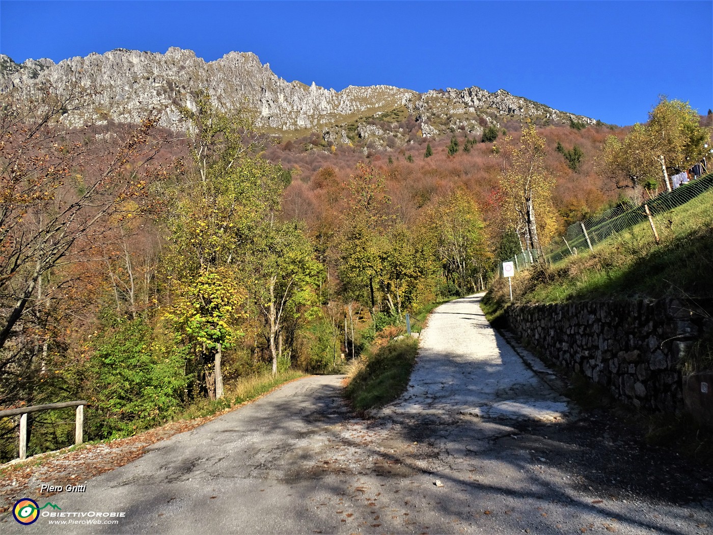 11 Parcheggiata l'auto (1125 m),  prendo via Era a dx, stradetta agrosilvopastorale per Baita Campo .JPG